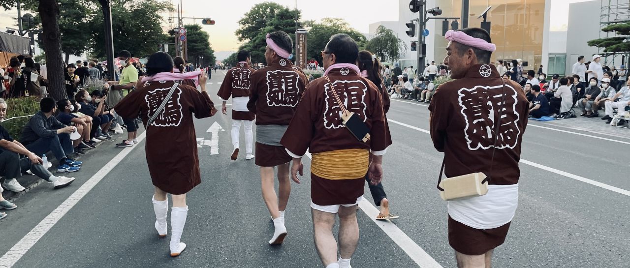 参女会会員たちの後姿